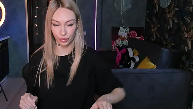 Snapshot of Blckmirrorr chatting on 10.25.25 Blckmirrorr online show from 10.25.25