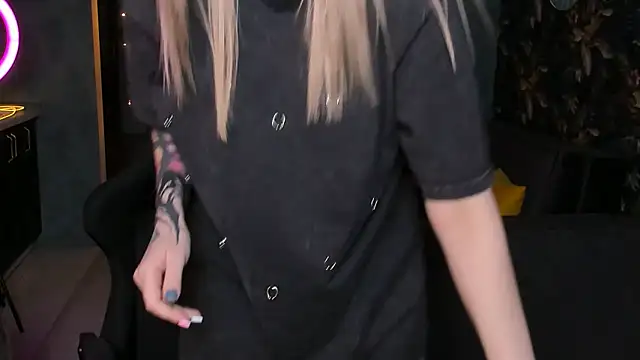 Snapshot of Blckmirrorr chatting on 11.02.25 Blckmirrorr online show from 11.02.25