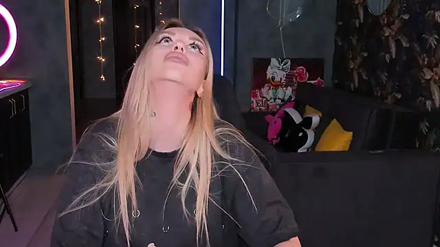 Snapshot of Blckmirrorr chatting on 11.11.25 Blckmirrorr online show from 11.11.25