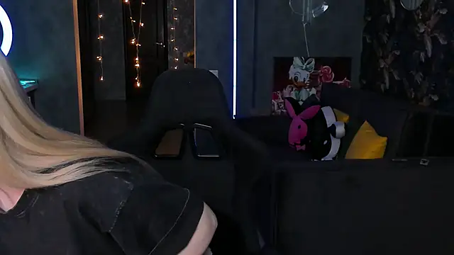 Snapshot of Blckmirrorr chatting on 11.15.25 Blckmirrorr online show from 11.15.25