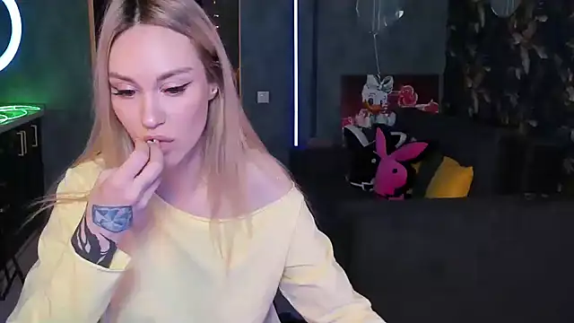 Snapshot of Blckmirrorr chatting on 11.28.25 Blckmirrorr online show from 11.28.25