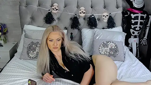 Snapshot of IsabellaDeRosa chatting on 10.28.25 IsabellaDeRosa online show from 10.28.25