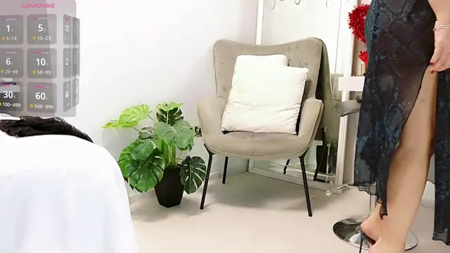 Snapshot of missmiamore chatting on 01.15.25 missmiamore online show from 01.15.25