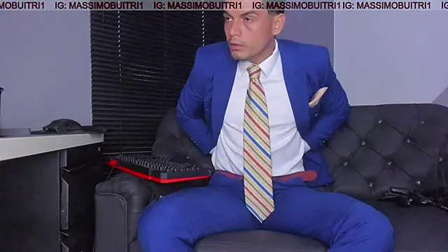 Snapshot of massimo_g chatting on 11.17.25 massimo g online show from 11.17.25