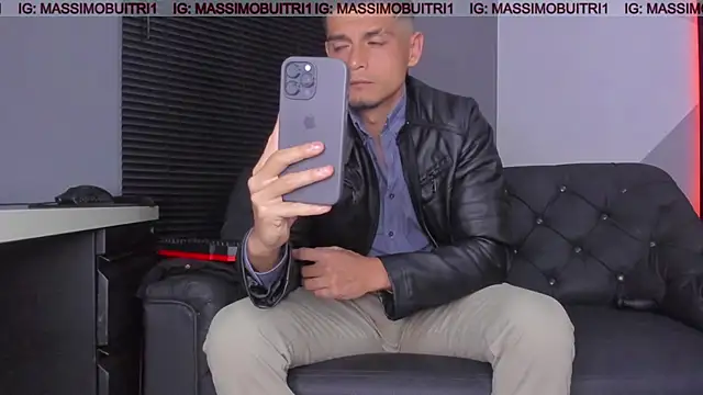 Snapshot of massimo_g chatting on 11.21.25 massimo g online show from 11.21.25