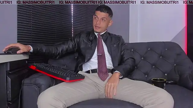 Snapshot of massimo_g chatting on 11.22.25 massimo g online show from 11.22.25