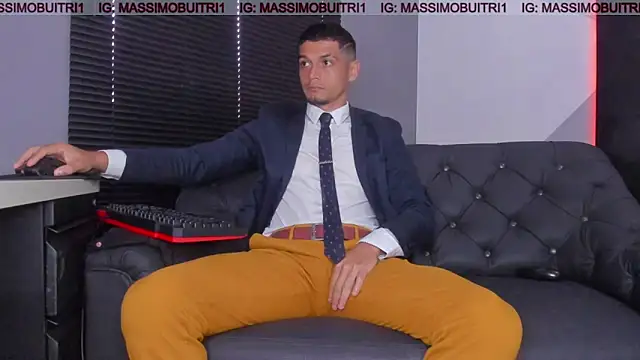 Snapshot of massimo_g chatting on 11.25.25 massimo g online show from 11.25.25