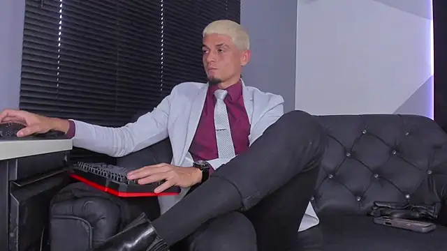 Snapshot of massimo_g chatting on 12.20.25 massimo g online show from 12.20.25