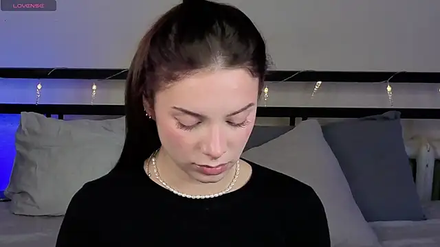 Snapshot of sinthiaroze chatting on 10.18.25 sinthiaroze online show from 10.18.25