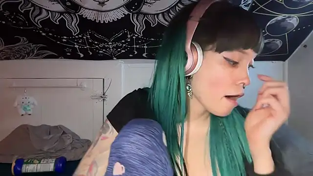 Snapshot of FRRANNKIE chatting on 02.04.25 FRRANNKIE online show from 02.04.25