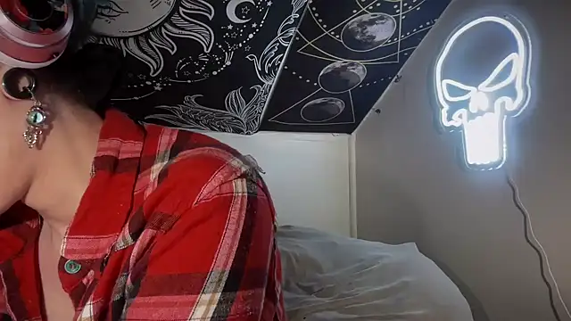 Snapshot of FRRANNKIE chatting on 02.16.25 FRRANNKIE online show from 02.16.25