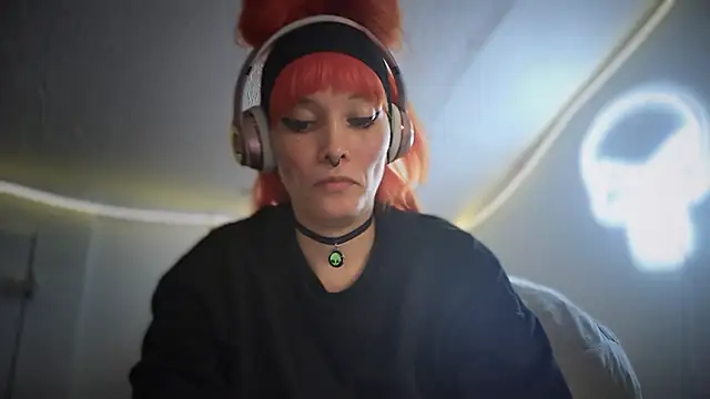 Snapshot of FRRANNKIE chatting on 10.19.25 FRRANNKIE online show from 10.19.25