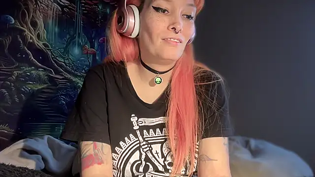 Snapshot of FRRANNKIE chatting on 12.22.25 FRRANNKIE online show from 12.22.25