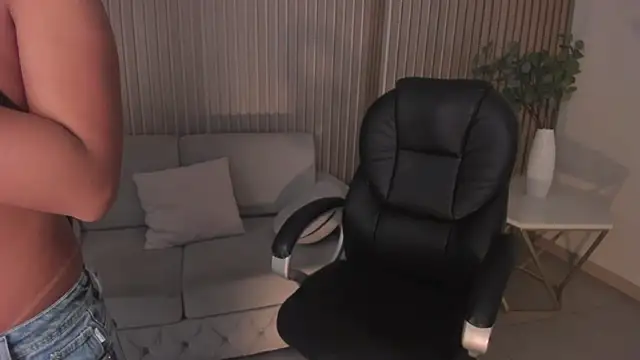 Snapshot of MileyCruz_ chatting on 02.19.25 MileyCruz online show from 02.19.25