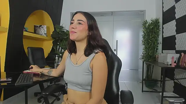 Snapshot of LucianaCarter chatting on 01.22.25 LucianaCarter online show from 01.22.25