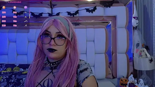 Snapshot of valkiria_moore chatting on 10.10.25 valkiria moore online show from 10.10.25