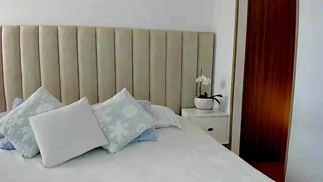 Snapshot of dara__ chatting on 12.08.24 dara online show from 12.08.24