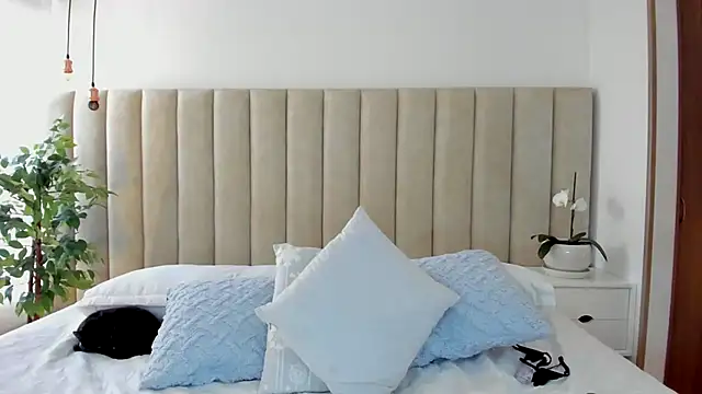 Snapshot of dara__ chatting on 12.31.24 dara online show from 12.31.24