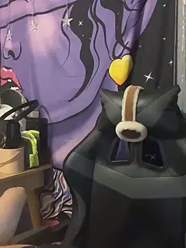 LaPetitechienne1 online show from 12.27.24