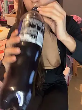 LaPetitechienne1 online show from 02.17.25