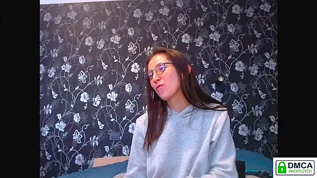 Snapshot of Sophi_Cute chatting on 04.19.26 Sophi Cute online show from 04.19.26