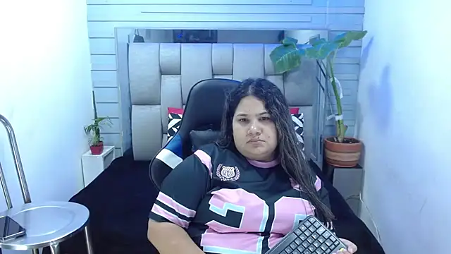 Snapshot of evelin_zaens chatting on 05.12.26 evelin zaens online show from 05.12.26