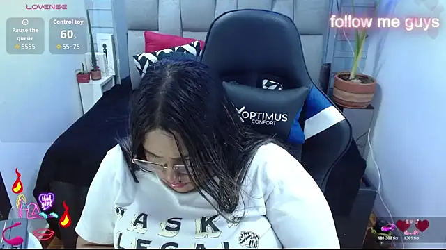 Snapshot of evelin_zaens chatting on 06.18.26 evelin zaens online show from 06.18.26