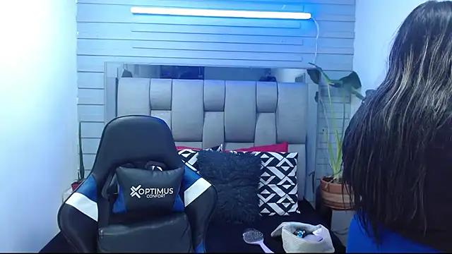 Snapshot of evelin_zaens chatting on 06.25.26 evelin zaens online show from 06.25.26