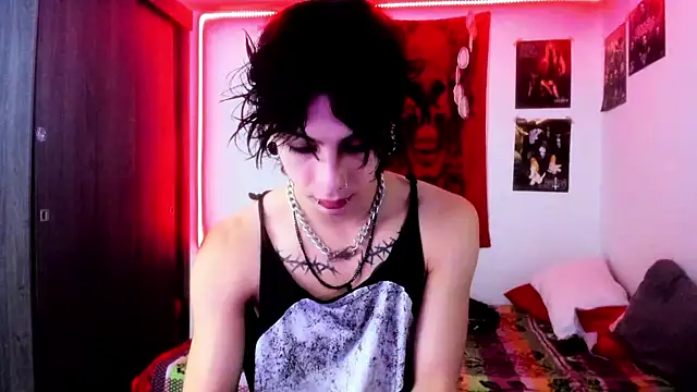 Snapshot of dussk_ chatting on 12.13.24 dussk online show from 12.13.24