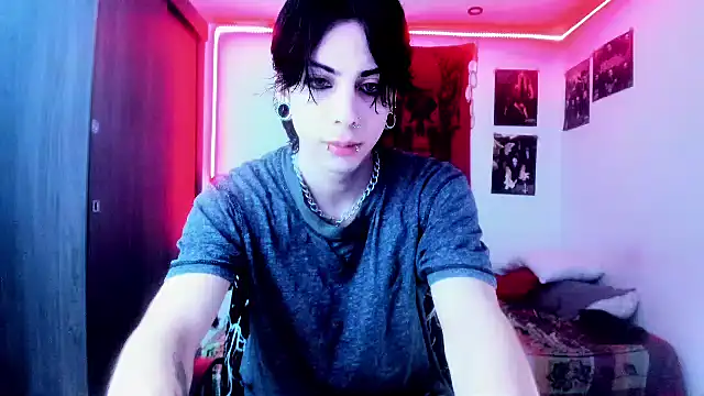 Snapshot of dussk_ chatting on 12.21.24 dussk online show from 12.21.24