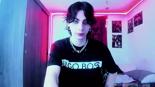 Snapshot of dussk_ chatting on 12.22.24 dussk online show from 12.22.24