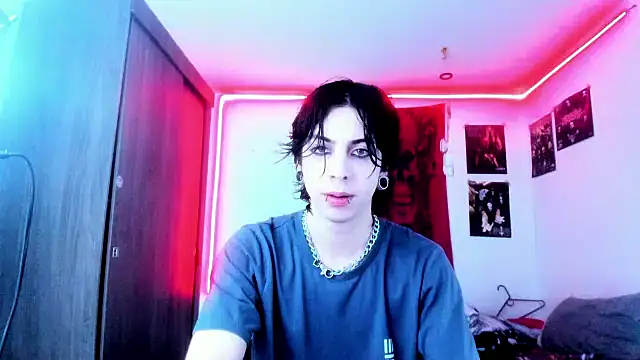 Snapshot of dussk_ chatting on 12.29.24 dussk online show from 12.29.24