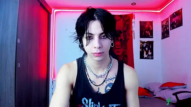 Snapshot of dussk_ chatting on 12.31.24 dussk online show from 12.31.24