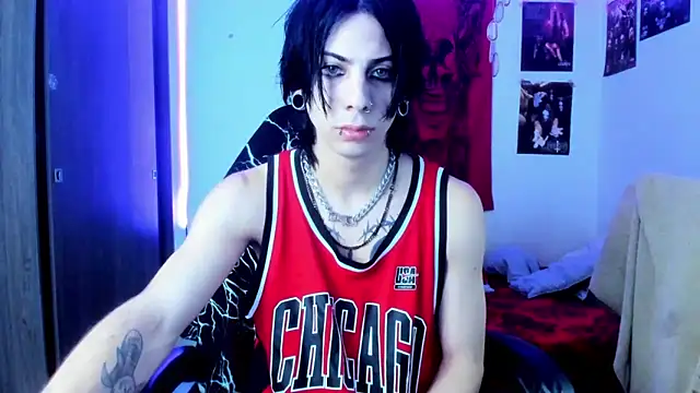 Snapshot of dussk_ chatting on 02.19.25 dussk online show from 02.19.25