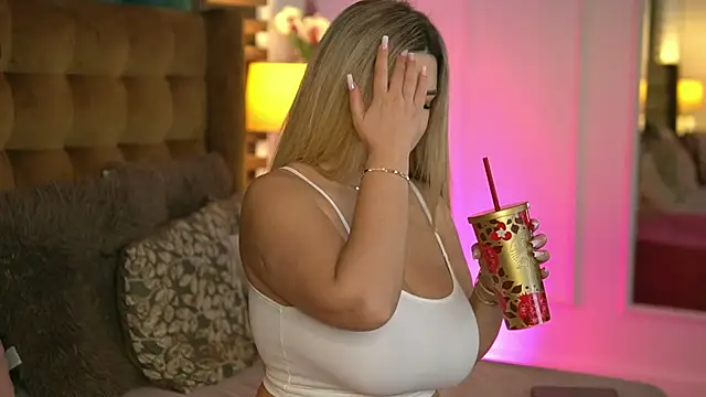 Snapshot of SophieBoobsX chatting on 11.15.25 SophieBoobsX online show from 11.15.25