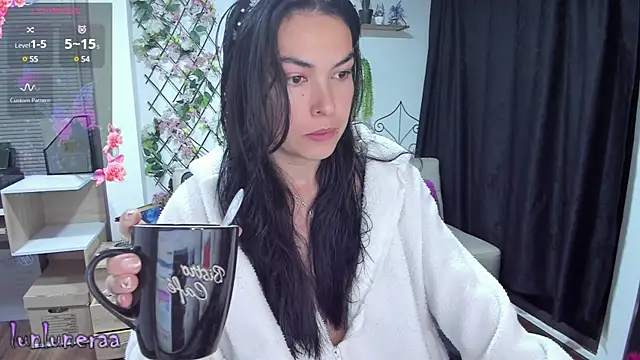 Snapshot of Lunlunera chatting on 02.06.25 Lunlunera online show from 02.06.25