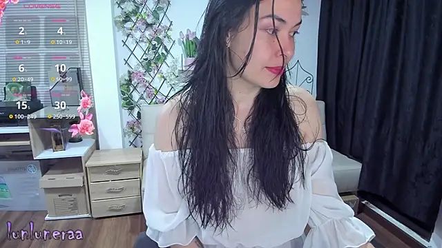 Snapshot of Lunlunera chatting on 03.12.25 Lunlunera online show from 03.12.25