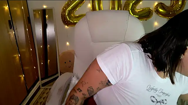 Snapshot of bigbooty-30 chatting on 01.05.25 bigbooty-30 online show from 01.05.25