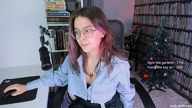 Snapshot of icefroqq chatting on 12.30.24 icefroqq online show from 12.30.24