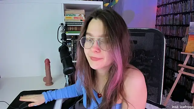 Snapshot of icefroqq chatting on 02.23.25 icefroqq online show from 02.23.25