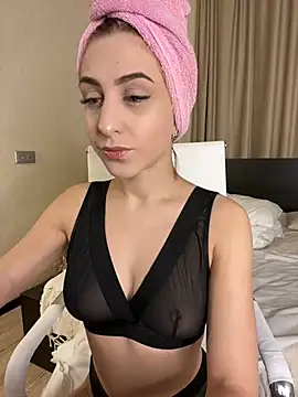 Snapshot of AnnGilbert chatting on 02.01.25 AnnGilbert online show from 02.01.25