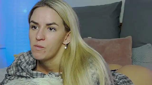 Snapshot of SofiJames chatting on 01.12.25 SofiJames online show from 01.12.25