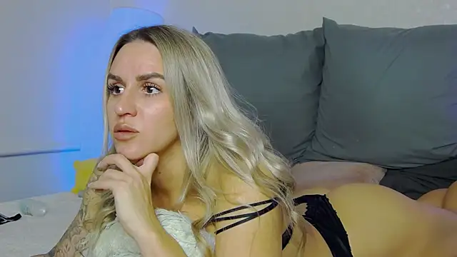 Snapshot of SofiJames chatting on 11.13.25 SofiJames online show from 11.13.25