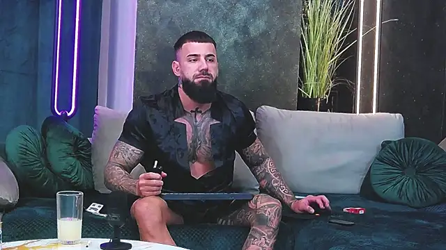 Snapshot of masterkingofmusclee chatting on 01.07.25 masterkingofmusclee online show from 01.07.25