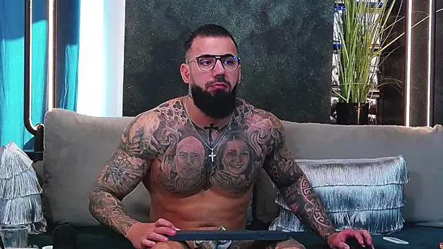 Snapshot of masterkingofmusclee chatting on 03.05.25 masterkingofmusclee online show from 03.05.25