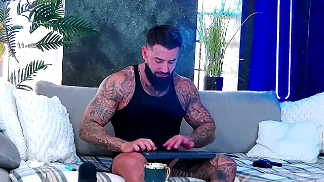 Snapshot of masterkingofmusclee chatting on 09.24.25 masterkingofmusclee online show from 09.24.25