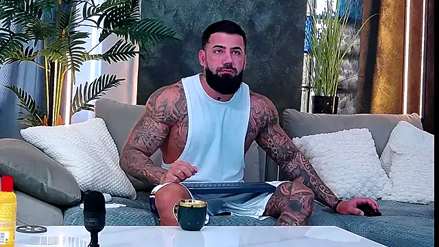 Snapshot of masterkingofmusclee chatting on 10.10.25 masterkingofmusclee online show from 10.10.25