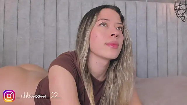 Snapshot of chloe_d chatting on 02.15.25 chloe d online show from 02.15.25