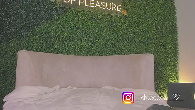 Snapshot of chloe_d chatting on 09.25.25 chloe d online show from 09.25.25