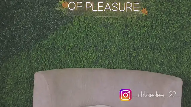 Snapshot of chloe_d chatting on 10.09.25 chloe d online show from 10.09.25